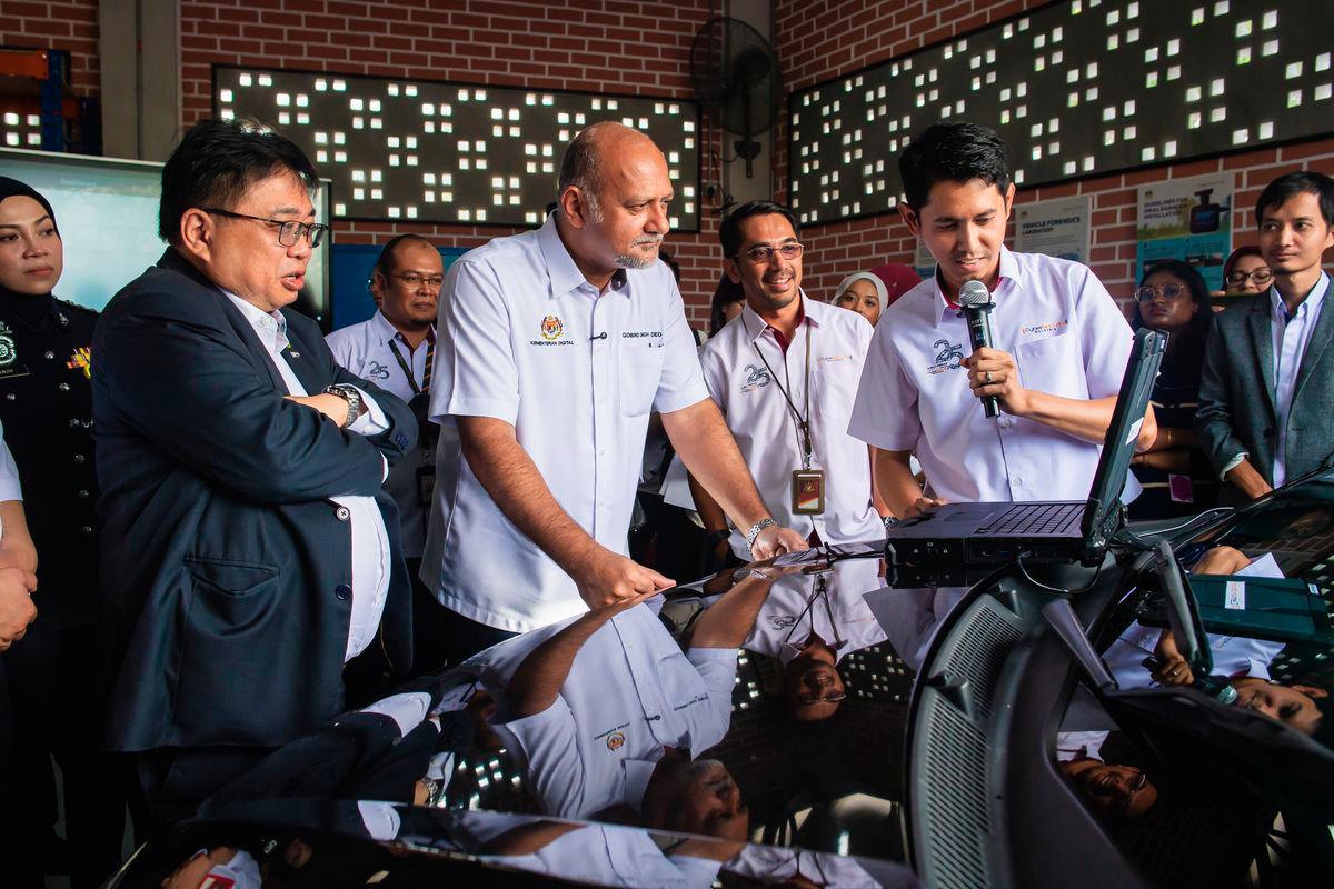 Digital Minister Gobind Singh Deo (second from left) observes forensic equipment used to examine vehicle data at the Launch Ceremony of the CyberSecurity Malaysia Vehicle Forensics Lab at Menara Cyber Axis today. Also present was the Secretary-General of the Ministry of Digital, Fabian Bigar (left). – BERNAMA