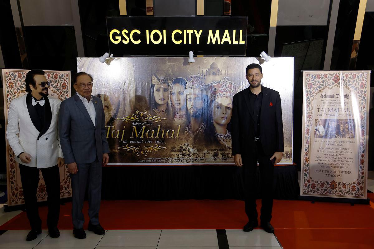 Perdana Menteri Datuk Seri Anwar Ibrahim hadir menyaksikan tayangan eksklusif filem Taj Mahal di sebuah pusat membeli belah hari ini. Turut sama, pengarah filem berkenaan Akbar Khan (kiri)- BERNAMA