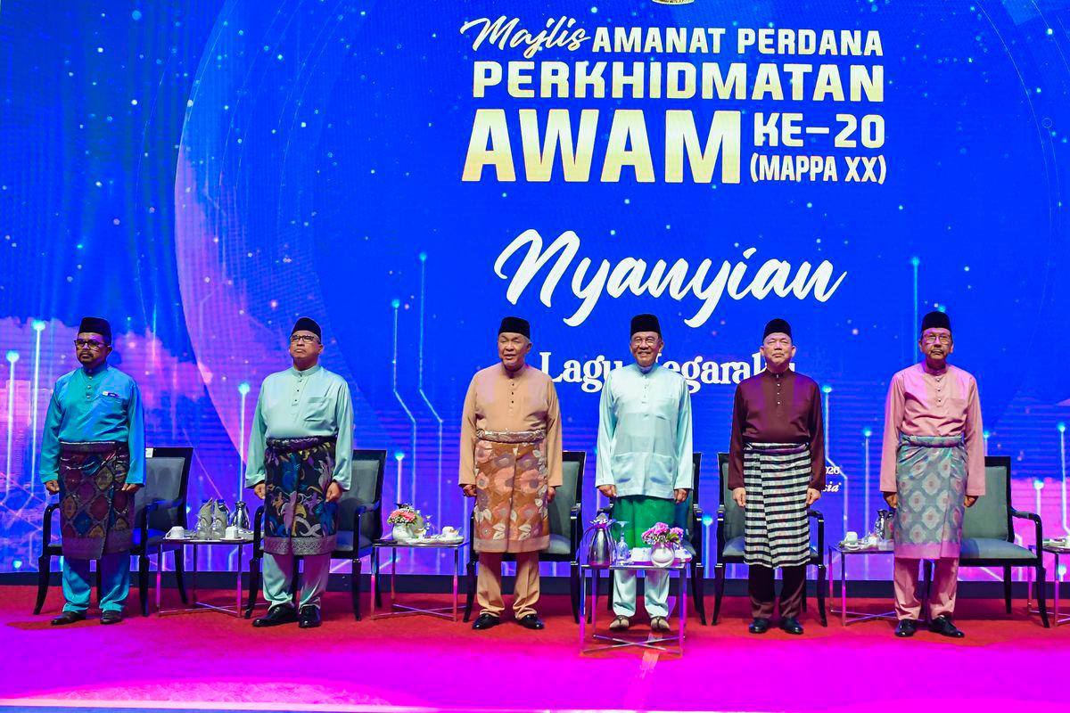 Perdana Menteri Datuk Seri Anwar Ibrahim (tiga, kanan) pada Majlis Amanat Perdana Perkhidmatan Awam (MAPPA) ke-20 “Perkhidmatan Awam MADANI Teras Kecemerlangan” di Pusat Konvensyen Antarabangsa Putrajaya (PICC) hari ini- BERNAMA