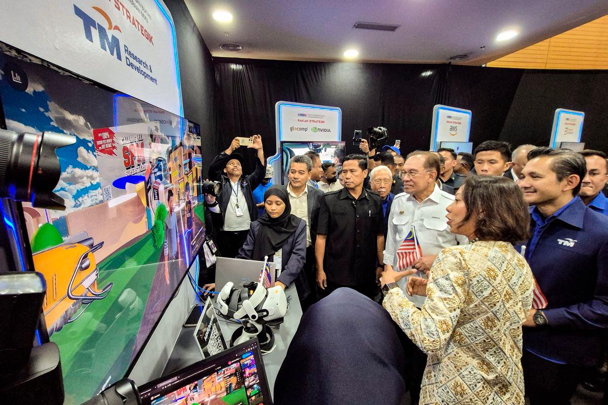Perdana Menteri Datuk Seri Anwar Ibrahim meluangkan masa melawat ke reruai pameran semasa hadir pada Program Temu Anwar@Universiti Multimedia (MMU) serta pelancaran Fakulti Kecerdasan Buatan dan Kejuruteraan MMU hari ini -fotoBERNAMA