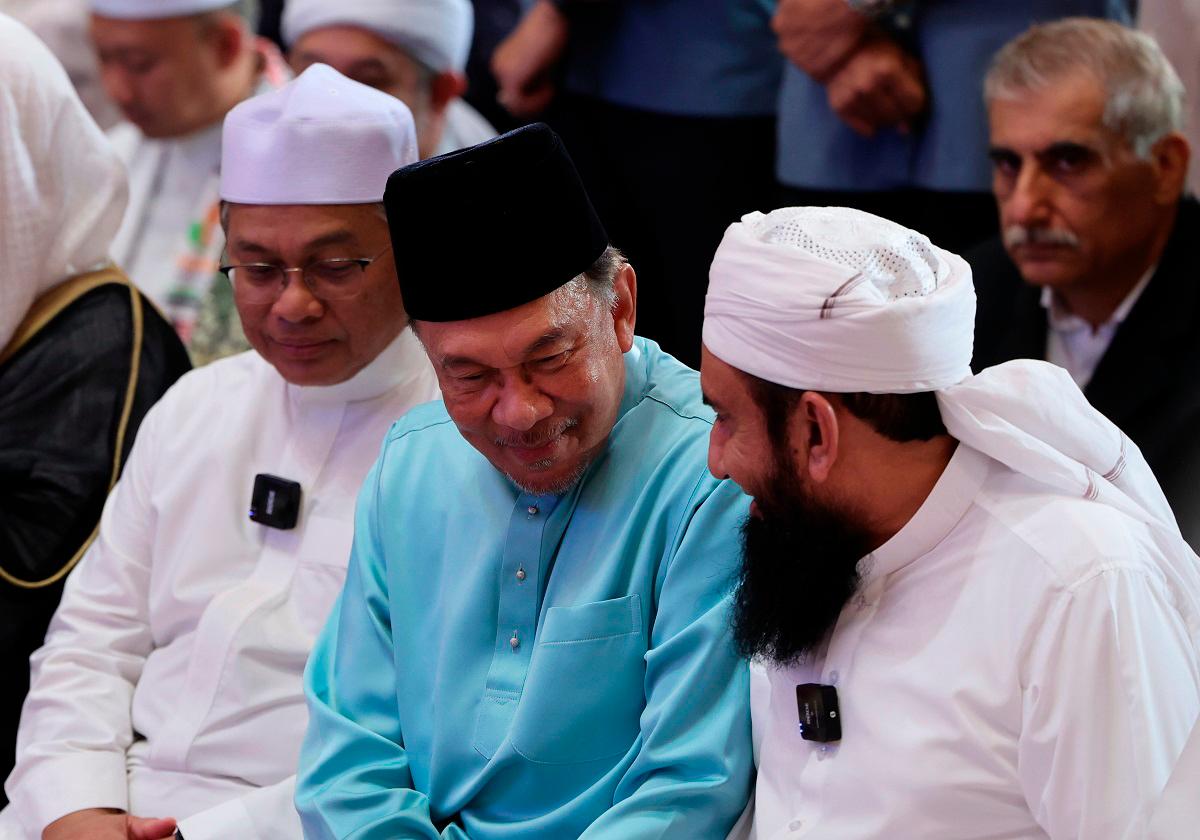 Prime Minister Datuk Seri Anwar Ibrahim speaking to Pakistani scholar Maulana Tariq Jamil during the ‘Malaysia Bermunajat 2025’ programme at the Putra Mosque- - Bernama pic