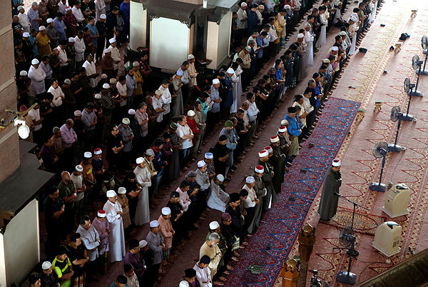Worshippers held solat jenazah ghaib (funeral prayer in absentia) at the Putra Mosque in Putrajaya today for victims who died in the tragedy in Christchurch, New Zealand last week. — Bernama