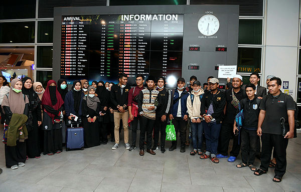 A portion of the 38 Malaysian students of who were evacuated from Jambi following the haze emergency, after their arrival at klia2 airport today. — Bernama