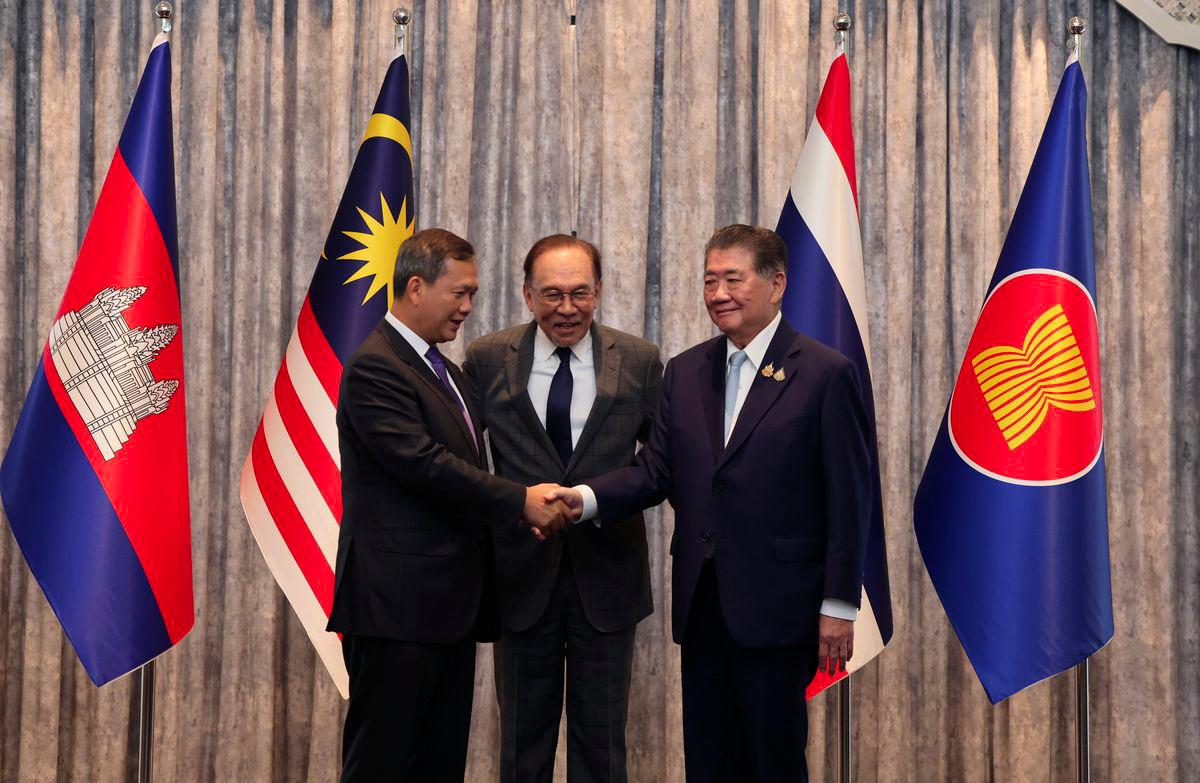 Prime Minister Datuk Seri Anwar Ibrahim (centre) witnesses Cambodian Prime Minister Hun Manet (left) shaking hands with Thailand's Acting Prime Minister Phumtham Wechayachai (right) following a Special Joint Meeting at the Seri Perdana Complex - BERNAMAPIX