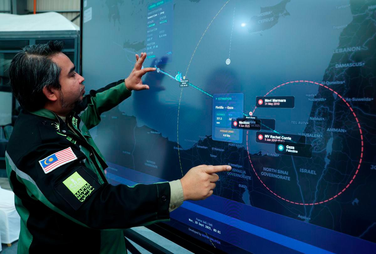 Chief Executive Officer of the Malaysian Consultative Council of Islamic Organisations (MAPIM), Datuk Dr Ahmad Sani Araby Al-Kahery, points out the location of the aid ship approaching the yellow zone during the daily press conference for the Global Sumud Mission – Nusantara Sumud Flotilla at the MAPIM Malaysia Central Warehouse today. – BERNAMA