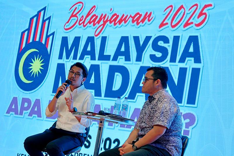 Political Secretary to the Finance Minister, Muhammad Kamil Abd Munim (left). - BERNAMApix