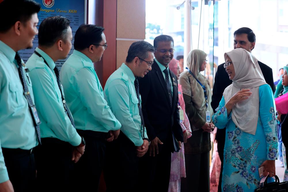 Menteri Kesihatan Dr Zaliha Mustafa (kanan) hadir pada hari pertama memulakan tugas secara rasmi di Bangunan Kementerian Kesihatan Malaysia hari ini/fotoBERNAMA