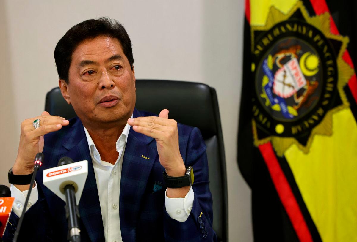Ketua Pesuruhjaya Suruhanjaya Pencegahan Rasuah Malaysia (SPRM) Tan Sri Azam Baki ketika Sesi Wawancara bersama pengamal media sempena Ulang Tahun SPRM Ke-58 di pejabatnya semalam- BERNAMA