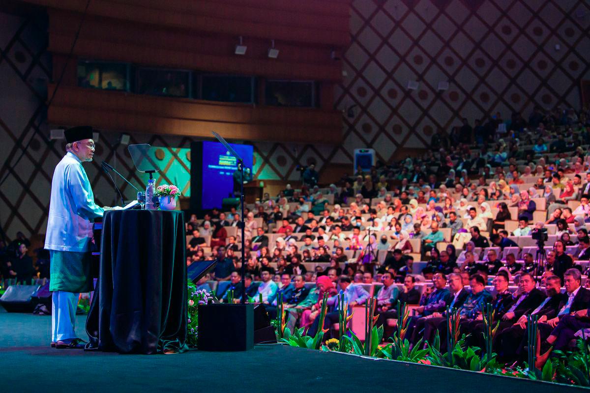 Prime Minister Datuk Seri Anwar Ibrahim delivers a speech at the 20th Premier Public Service Address (MAPPA) themed “Perkhidmatan Awam MADANI” at the Putrajaya International Convention Centre (PICC) today. - BERNAMA