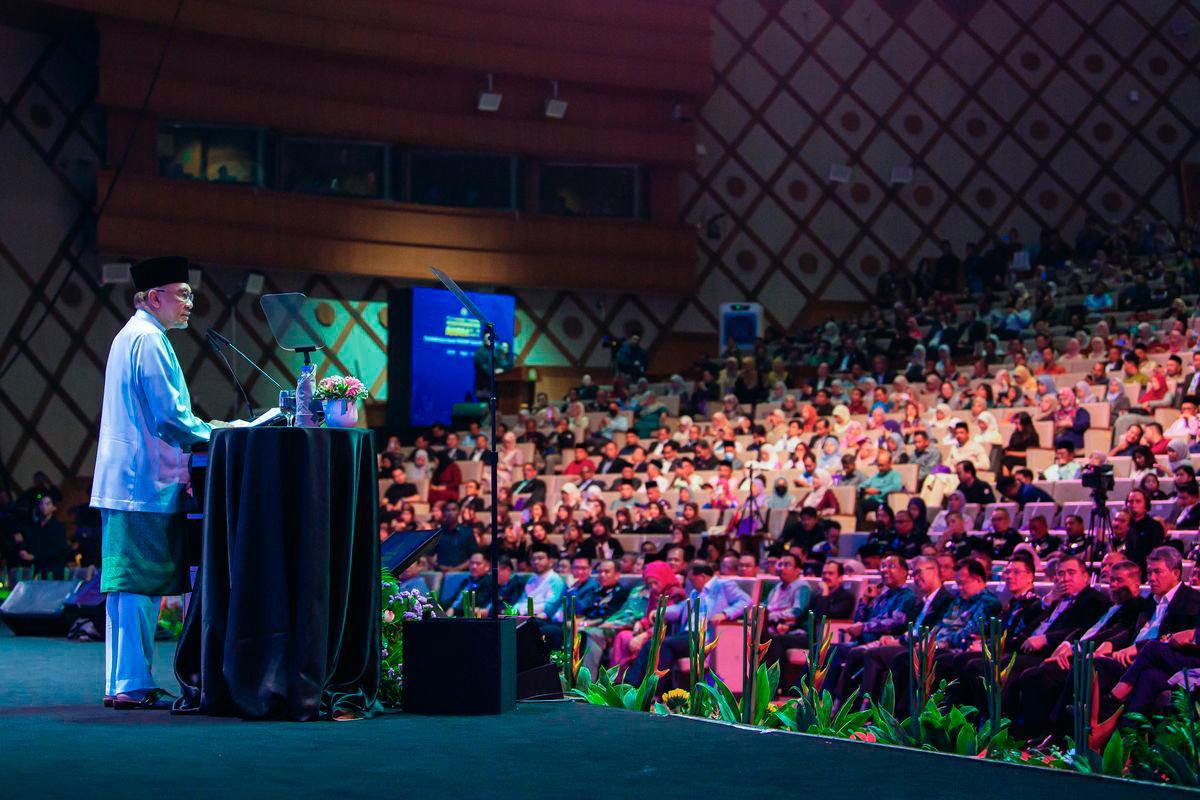 Perdana Menteri Datuk Seri Anwar Ibrahim menyampaikan ucapan pada Majlis Amanat Perdana Perkhidmatan Awam (MAPPA) ke-20 “Perkhidmatan Awam MADANI” di Pusat Konvensyen Antarabangsa Putrajaya (PICC) hari ini- BERNAMA