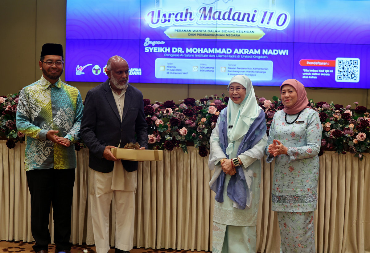 The Prime Minister’s wife, who is also the Patron of the Association of Wives and Women Members of the Malaysian Civil Service (Puspanita), Datuk Seri Dr Wan Azizah Wan Ismail (second from right), presenting a token of appreciation to speaker Sheikh Dr Mohammad Akram Nadwi (second from left) at the Usrah MADANI Programme: The Role of Women in Knowledge and Nation Building, held at Dewan Perdana Nur, Ministry of Women, Family and Community Development (KPWKM), today. – BERNAMA