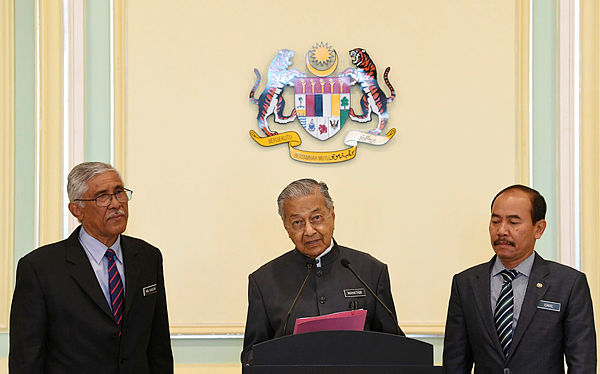 Prime Minister Tun Dr Mahathir Mohamad during a news conference after chairing a meeting of the Special Cabinet Committee on Anti-Corruption, at Putra Perdana today. — Bernama