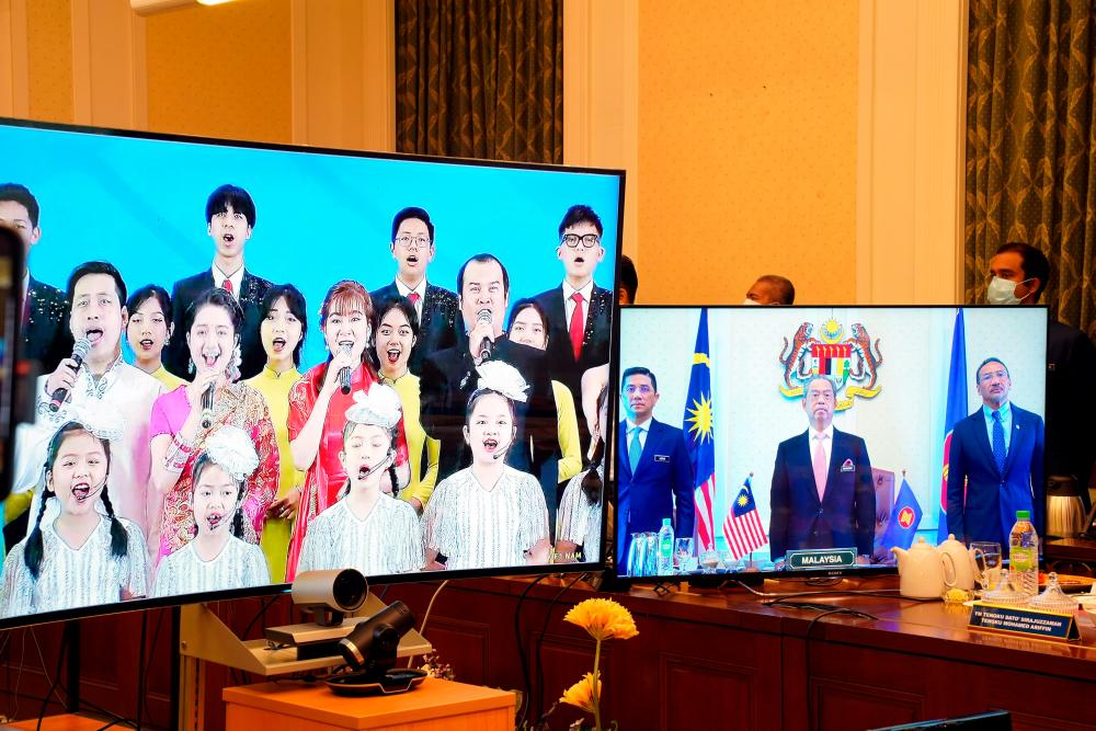 Prime Minister Tan Sri Muhyiddin Yassin as the ASEAN official anthem is played at the 36th ASEAN Summit – held virtually for the first time due to the COVID-19 pandemic – hosted by Vietnam, today. Also present Foreign Minister Datuk Seri Hishammuddin Tun Hussein and Senior Minister and International Trade and Industry Minister Datuk Seri Mohamed Azmin Ali. — Bernama