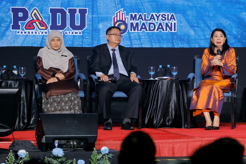 Malaysian Administrative Modernisation and Management Planning Unit (MAMPU) deputy director (ICT) Dr. Fazidah Abu Bakar, CyberSecurity Malaysia (CSM) chief executive officer Datuk Dr Amirudin Abdul Wahab and University of Malaya Social Wellbeing Research Centre director Prof. Datuk Dr. Norma Mansor/BERNAMAPix