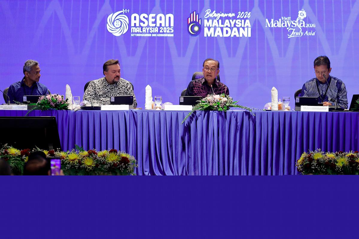 Prime Minister also Finance Minister Datuk Seri Anwar Ibrahim delivers his closing remarks at the Budget 2026 Engagement Session at the Ministry of Finance, today. - Bernama pic