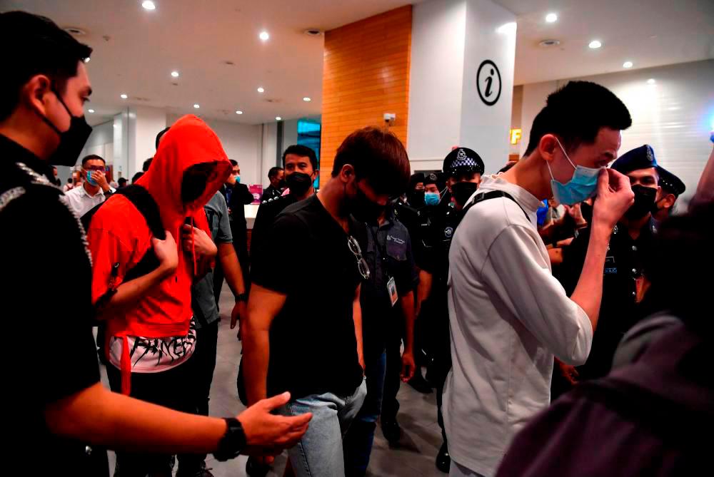 SEPANG, Sept 9 -- 24 Malaysians were successfully brought home by Foreign Minister Datuk Seri Saifuddin Abdullah from Phnom Penh, Cambodia who were victims of job offer scams when they arrived at the Kuala Lumpur International Airport 2 (KLIA 2) International Arrivals Hall. BERNAMAPIX