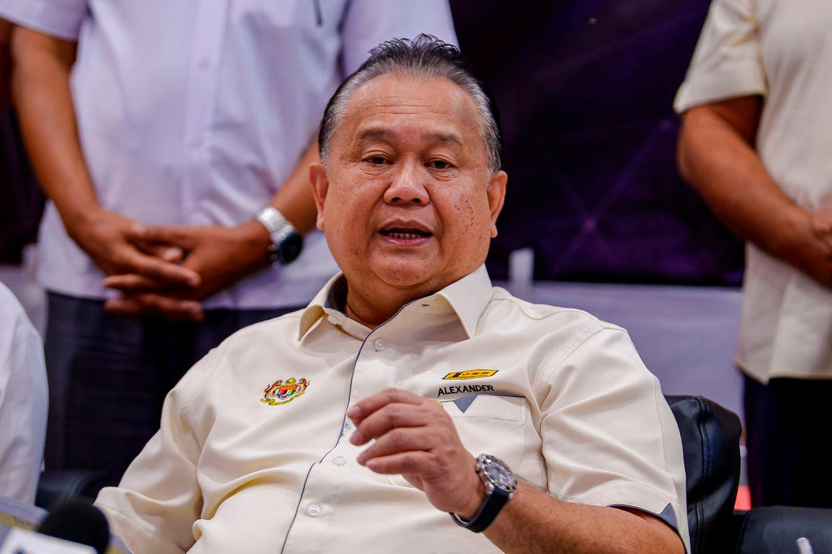 Datuk Seri Alexander Nanta Linggi. Bernamapix
