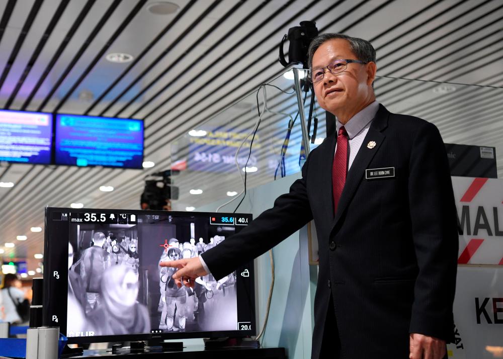 Deputy Minister of Health Dr Lee Boon Chye visited the 24-hour functional body temperature monitoring center at KLIA today. - Bernama