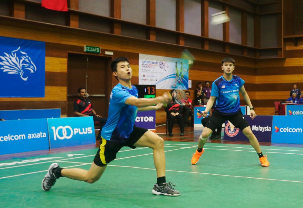 PUTRAJAYA, 25 Ogos -- Pasangan beregu lelaki negara Justin Hoh Shou Wei dan Fazriq Mohamad Razif beraksi ketika menentang rakan senegara Roy King Yap dan Jhy Dar Ooi pada Kejohanan Badminton Junior Terbuka Antarabangsa 2019 di sini hari ini.-- fotoBERNAMA (2019) HAK CIPTA TERPELIHARA