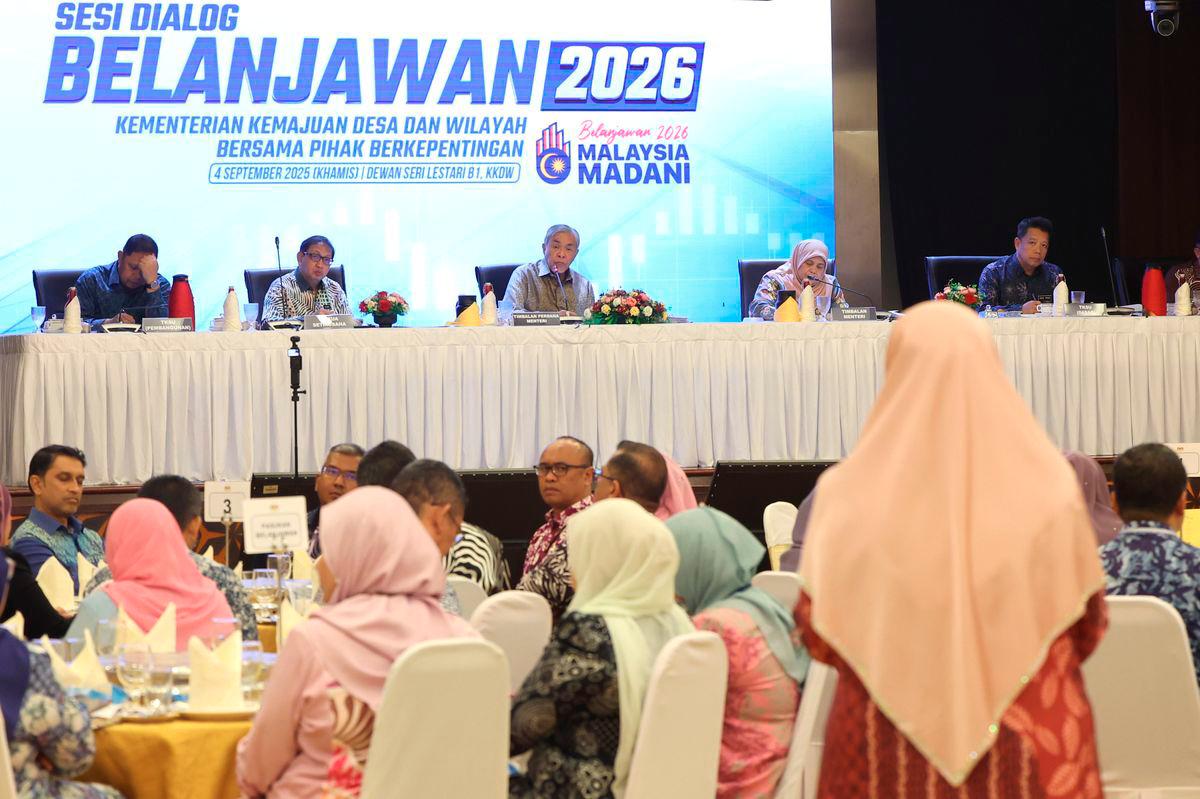 Deputy Prime Minister and Minister of Rural and Regional Development (KKDW), Datuk Seri Dr Ahmad Zahid Hamidi (centre), speaks during the KKDW Budget 2025 Dialogue Session with state-level stakeholders at the Ministry of Rural and Regional Development (KKDW) today. – BERNAMA