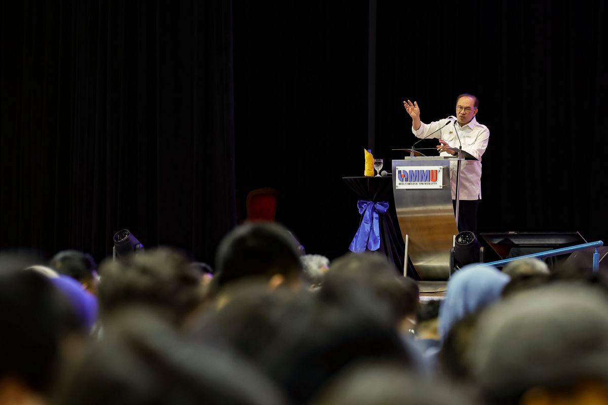 Perdana Menteri Datuk Seri Anwar Ibrahim berucap pada Program Temu Anwar@Universiti Multimedia (MMU) serta pelancaran Fakulti Kecerdasan Buatan dan Kejuruteraan MMU hari ini.-fotoBERNAMA