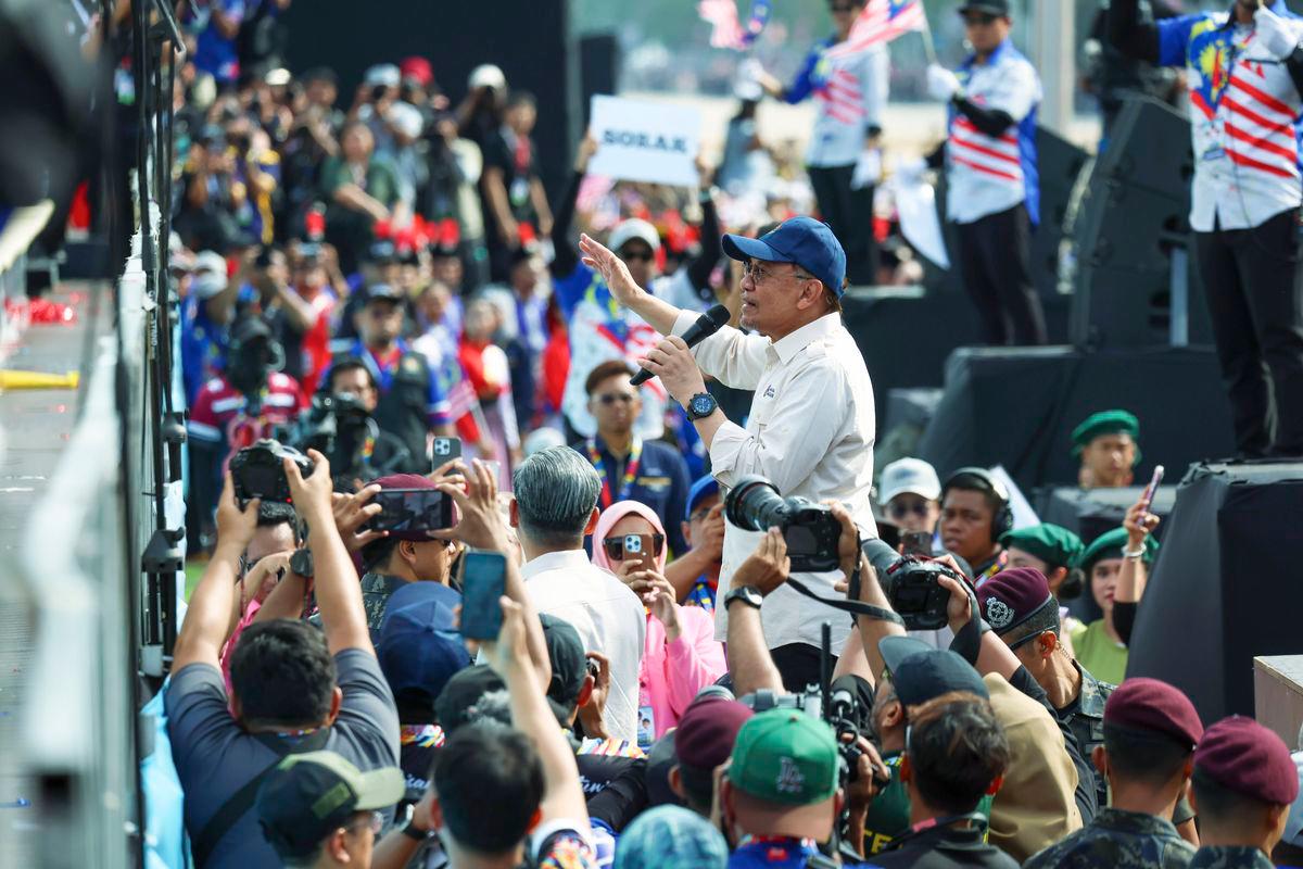 Perdana Menteri Datuk Seri Anwar Ibrahim menyampaikan ucapan tahniah kepada pasukan persembahan grafik manusia yang dijayakan oleh 2,000 pelajar dari 50 sekolah menengah di Wilayah Persekutuan dan Selangor pada sambutan Hari Kebangsaan 2025 di Dataran Putrajaya hari ini - fotoBERNAMA