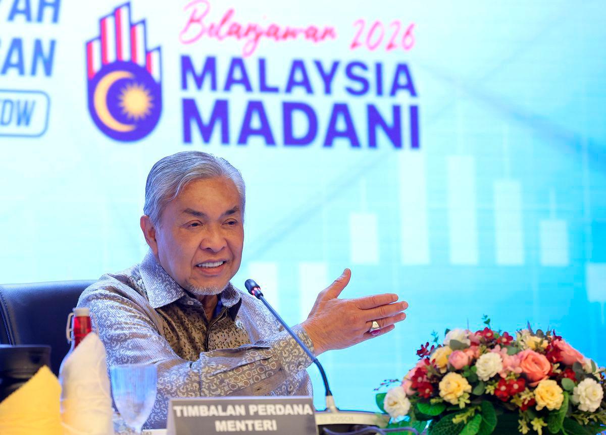 Timbalan Perdana Menteri merangkap Menteri Kemajuan Desa dan Wilayah (KKDW), Datuk Seri Dr Ahmad Zahid Hamidi (tengah), bercakap pada Sesi Dialog Belanjawan 2025 KKDW bersama pihak berkepentingan peringkat negeri di Kementerian Kemajuan Desa dan Wilayah (KKDW), hari ini - fotoBERNAMA