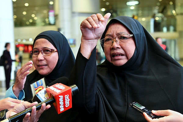 Siti Esah Hussain (R), 65, is one among those stranded in Kuala Lumpur International Airport due to haj pilgrimage ticket and visa problems, today. — Bernama