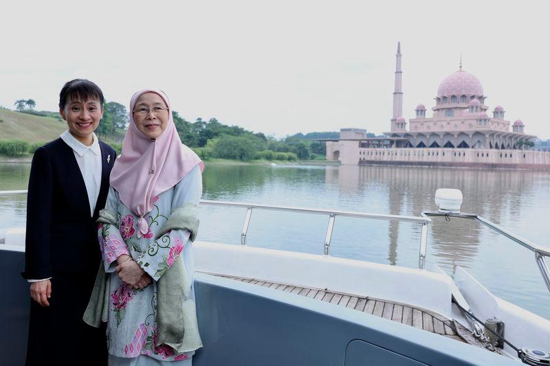 Prime Minister’s wife, Datuk Seri Dr Wan Azizah Wan Ismail, together with the Japanese Prime Minister’s wife, Yoshiko Ishiba, pose for a photograph during a visit to Cruise Tasik Putrajaya, held in conjunction with the Japanese Prime Minister’s official visit to Malaysia today. Bernamapix