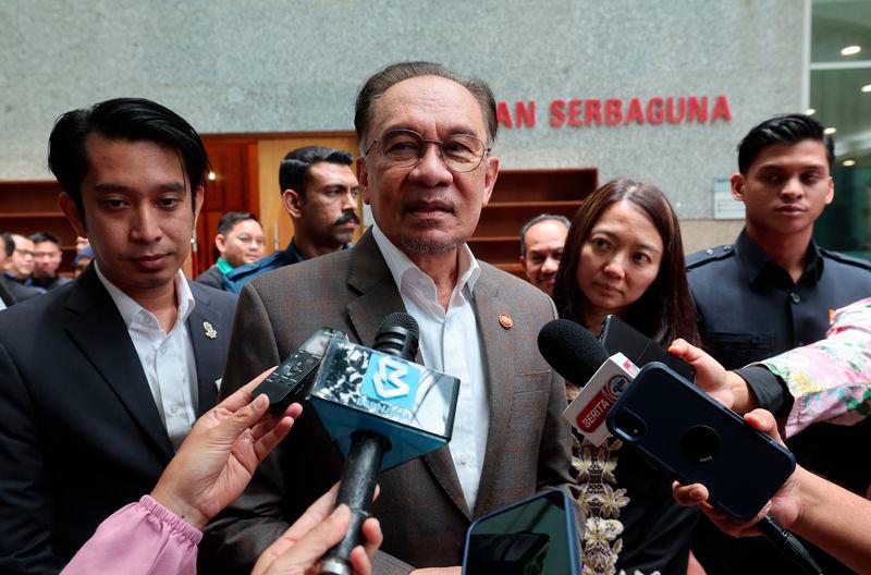 Perdana Menteri Datuk Seri Anwar Ibrahim (tengah) ketika sidang media pada Program Ihya' Ramadan Kementerian Belia dan Sukan (KBS) di Menara KBS hari ini. - fotoBERNAMA