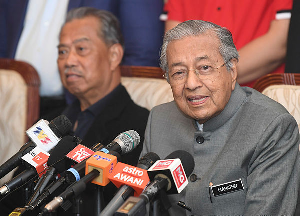 Prime Minister Tun Dr Mahathir Mohamad (right) at a press conference after chairing a Bersatu meeting at Yayasan Perdana today. — Bernama