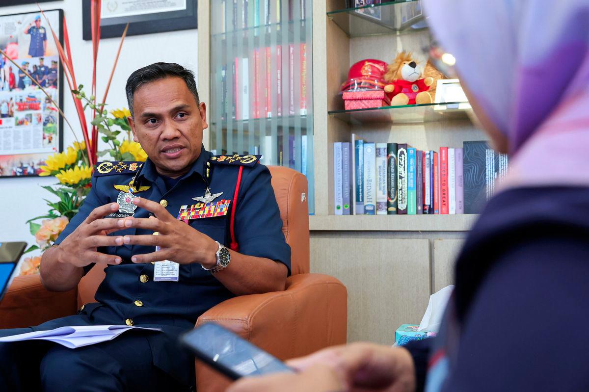 Ketua Pengarah Jabatan Bomba dan Penyelamat Malaysia (JBPM) Datuk Seri Nor Hisham Mohamad ketika ditemu ramah wartawan Bernama di Ibu Pejabat JBPM, baru-baru ini. - fotoBERNAMA