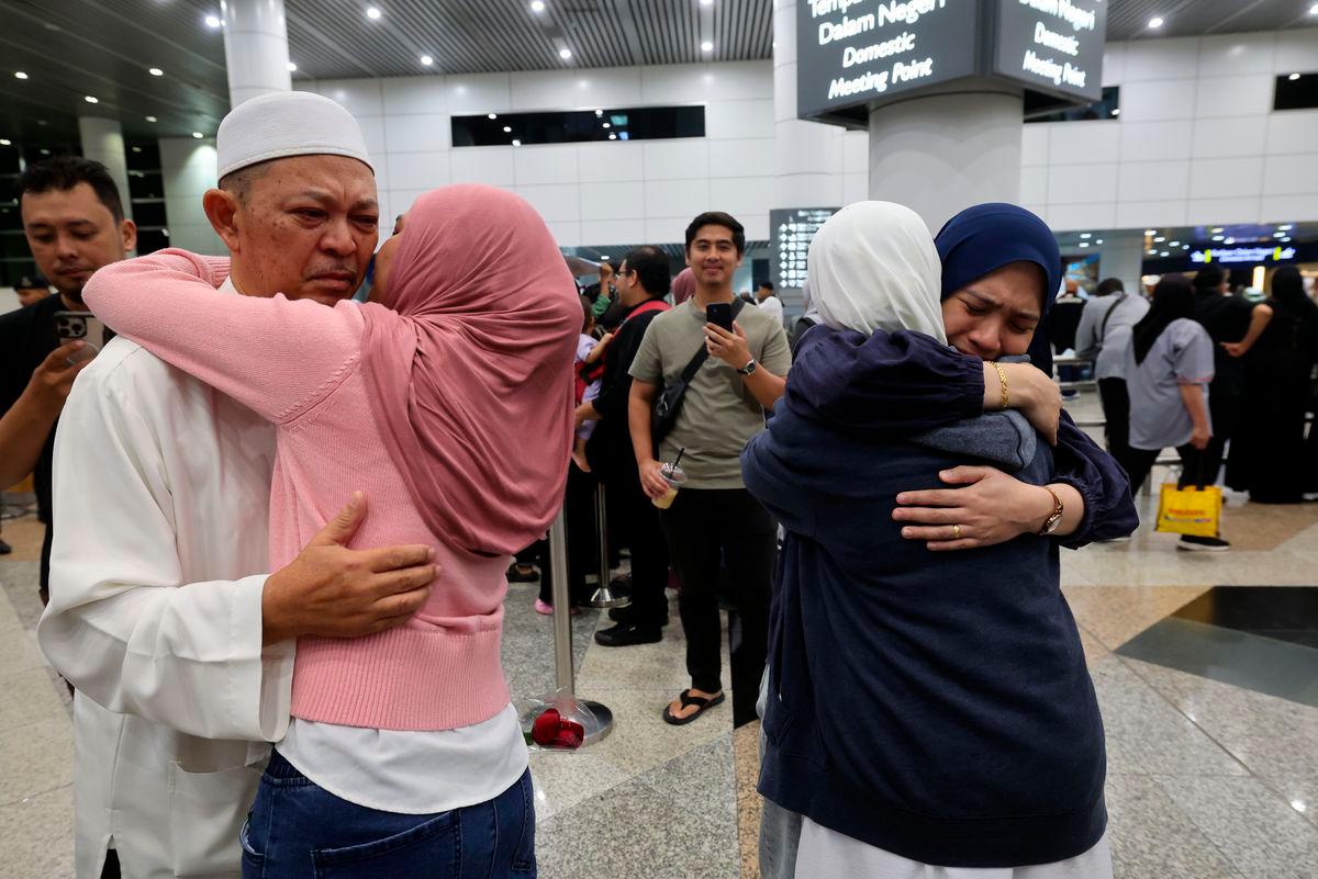 Jemaah haji Abdul Hamid Din dan isteri disambut oleh anggota keluarganya pada Sambutan Ketibaan Jemaah Haji Penerbangan Pertama (KT01) dari Tanah Suci bagi Musim Haji 1446H/2025M di Lapangan Terbang Antarabangsa Kuala Lumpur (KLIA) Terminal 1 malam ini. Seramai 283 jemaah haji selamat tiba dengan menaiki pesawat MH8251.- fotoBERNAMA