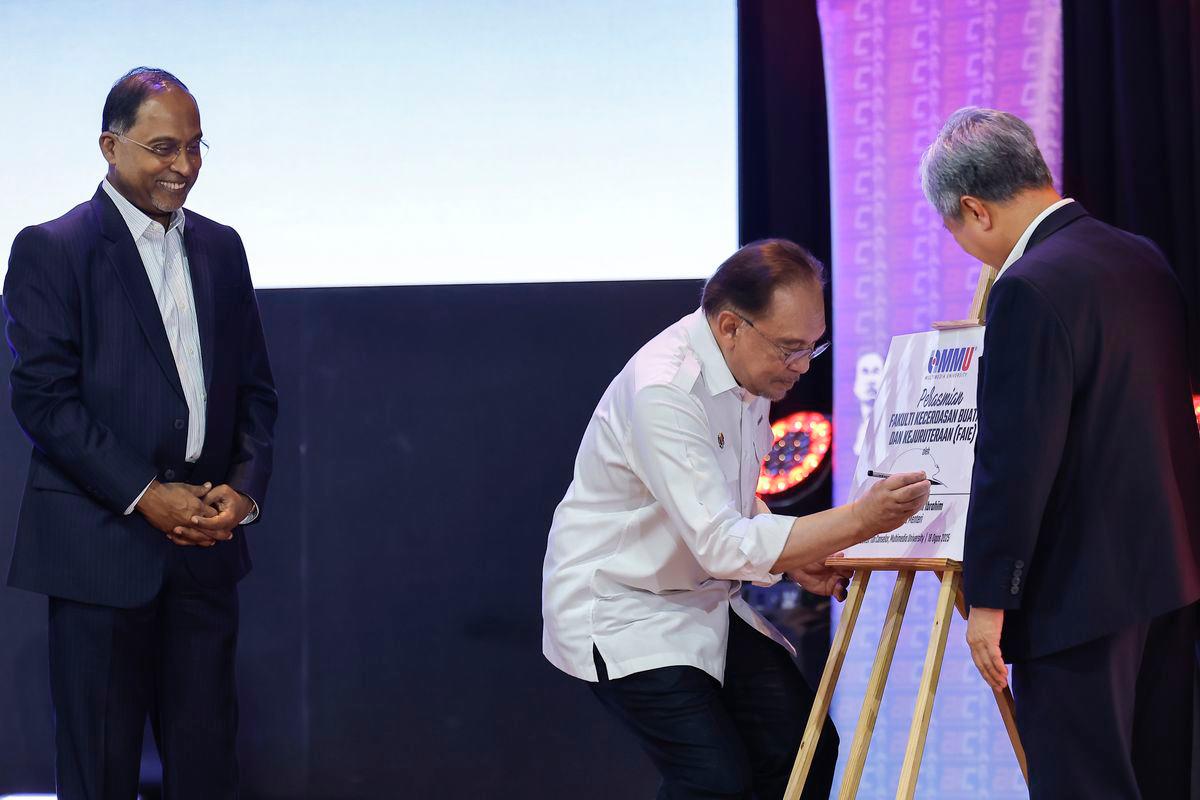 Perdana Menteri Datuk Seri Anwar Ibrahim menandatangani plak perasmian Fakulti Kecerdasan Buatan dan Kejuruteraan pada Program Temu Anwar@Universiti Multimedia (MMU) serta pelancaran Fakulti Kecerdasan Buatan dan Kejuruteraan MMU hari ini. Turut hadir, Menteri Pendidikan Tinggi Datuk Seri Dr Zambry Abdul Kadir (kiri) -fotoBERNAMA