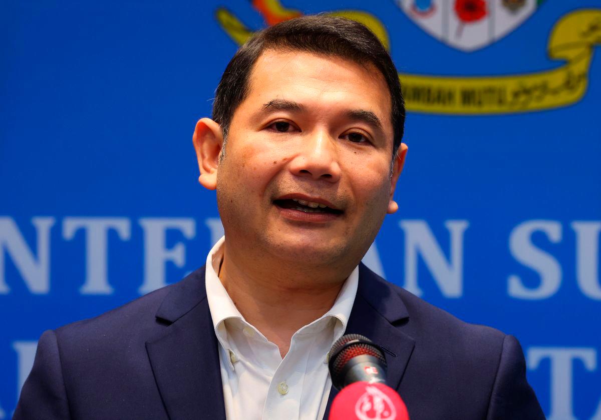 Menteri Ekonomi Rafizi Ramli ketika sidang media bersama Menteri Sumber Asli, Alam Sekitar dan Perubahan Iklim Nik Nazmi Nik Ahmad mengenai Hala Tuju Pembangunan Strategik Tenaga Boleh Baharu dan Dasar Perdagangan Tenaga Boleh Baharu di Wisma Sumber Asli, hari ini - BERNAMA
