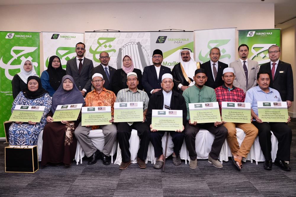 Minister in the Prime Minister’s Department Datuk Seri Dr Mujahid Yusof Rawa (5th from R), Saudi Arabia’s Ambassador to Malaysia, Datuk Dr Mahmoud Hussein Saeed Qattan (4th from R) and Deputy Minister in the Prime Minister’s Department Fuziah Salleh (5th from L) have their picture taken with the benefit recipients today. - Bernama