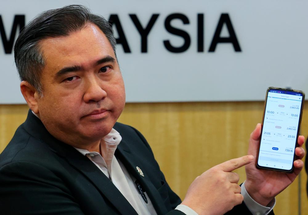 PUTRAJAYA, April 17 -- Transport Minister Anthony Loke showed the flight ticket price application from Kuala Lumpur to Tawau, Sabah at a press conference at his ministry today. BERNAMAPIX