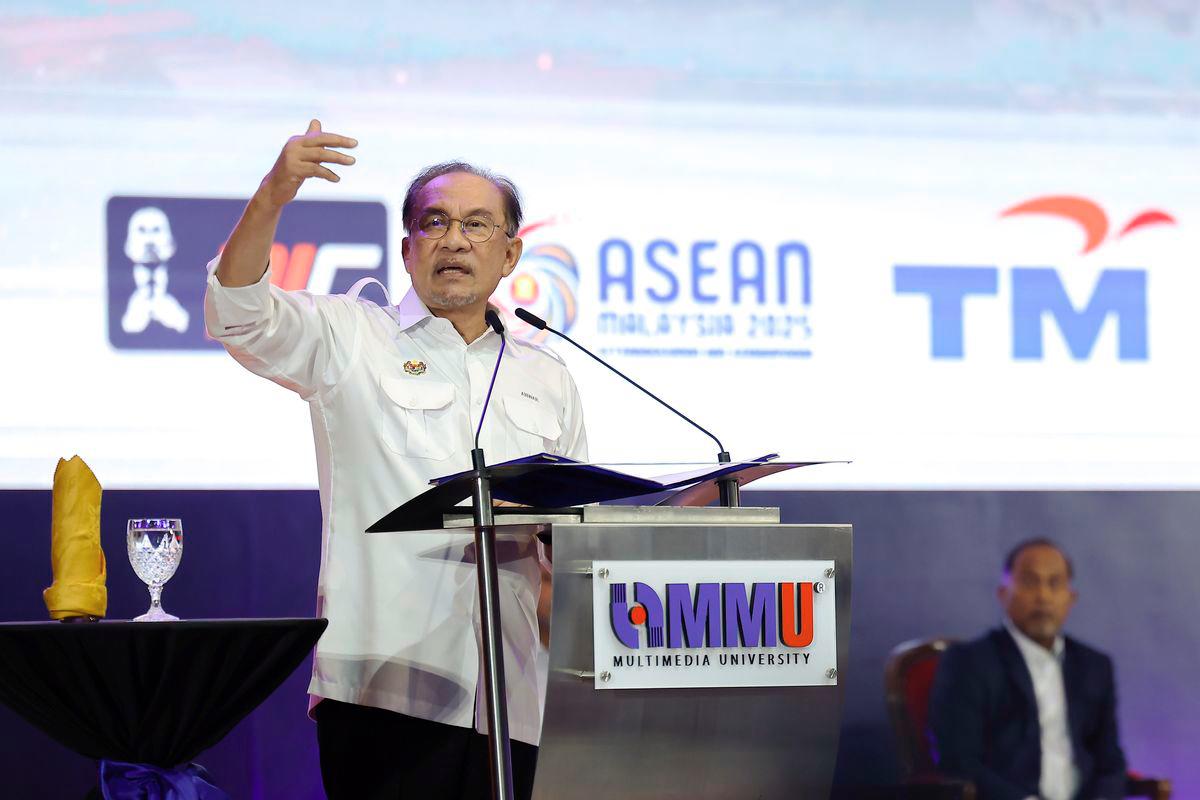 Prime Minister Datuk Seri Anwar Ibrahim delivers a speech at the Temu Anwar\@Multimedia University (MMU) programme and the launch of MMU’s Faculty of Artificial Intelligence and Engineering today. – BERNAMA