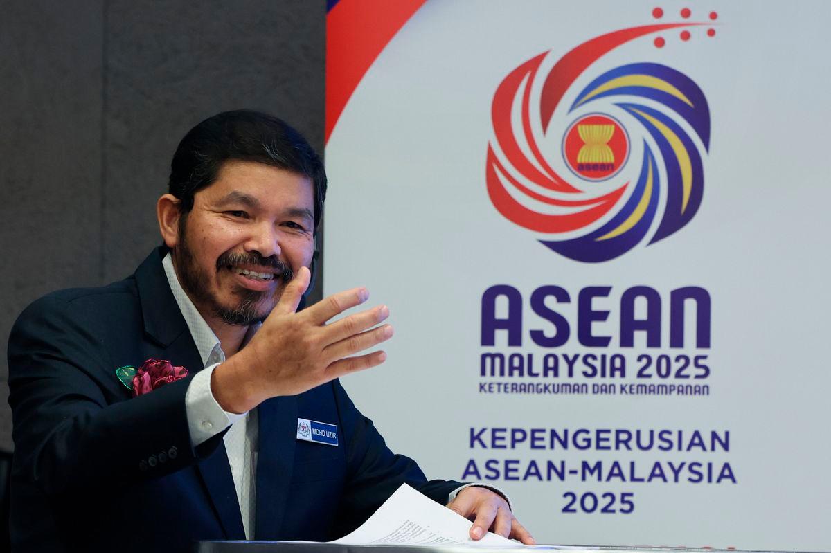 Chief Statistician Datuk Seri Dr Mohd Uzir Mahidin - Photo by BERNAMA