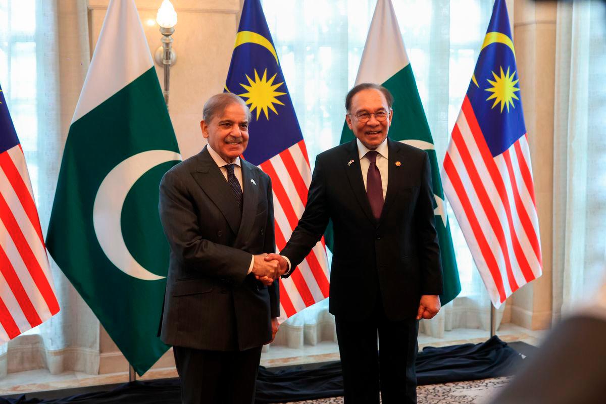 Prime Minister Datuk Seri Anwar Ibrahim (right) accompanies Pakistan’s Prime Minister Muhammad Shehbaz Sharif (left) during a luncheon at Seri Perdana Complex today. - BERNAMA