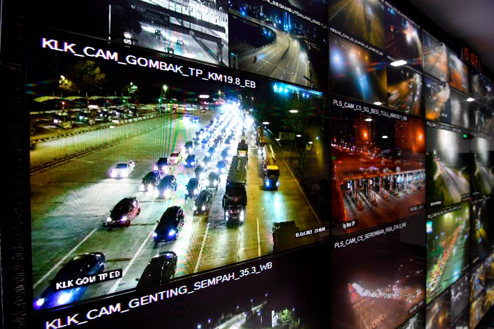 Lembaga Lebuhraya Malaysia monitoring traffic - BERNAMApix