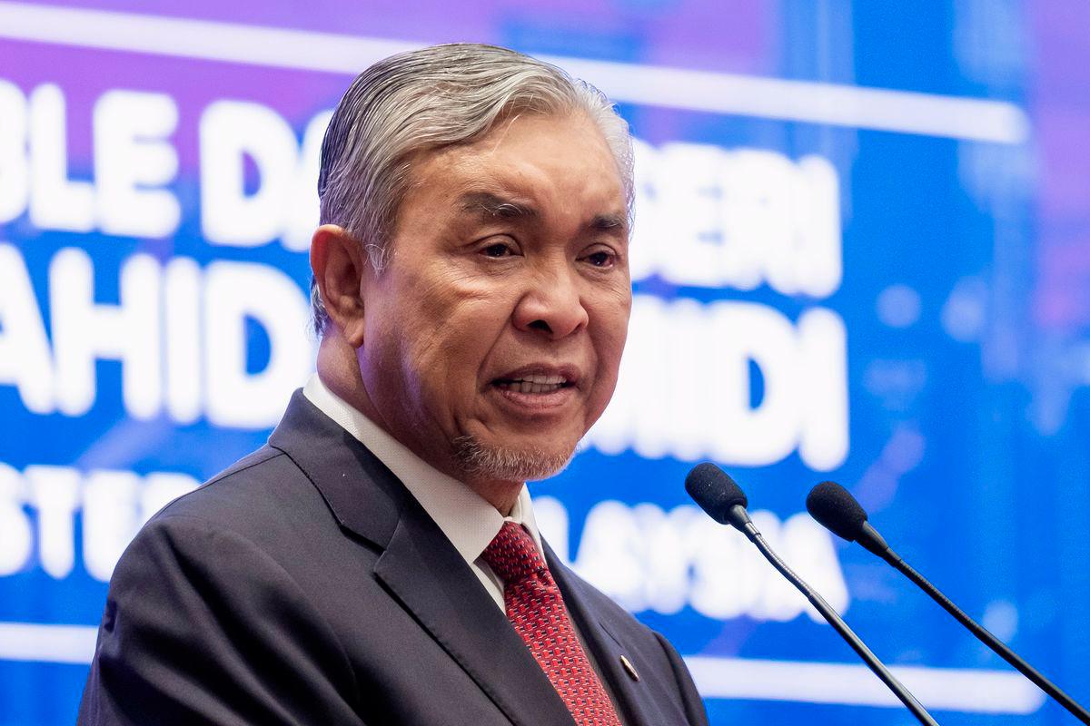 Timbalan Perdana Menteri Datuk Seri Dr Ahmad Zahid Hamidi berucap pada Pameran dan Persidangan Pertahanan serta Keselamatan Siber (CYDES 2025) di Pusat Konvensyen Antarabangsa Putrajaya (PICC). - fotoBERNAMA