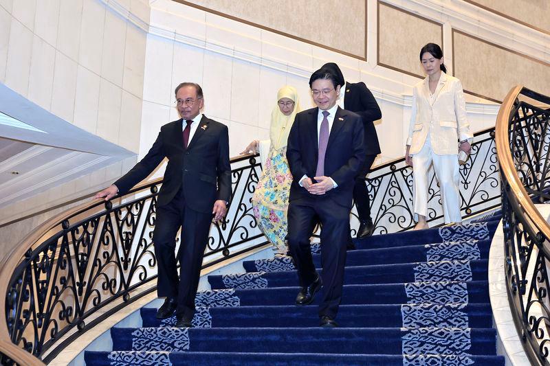 Perdana Menteri Malaysia, Datuk Seri Anwar Ibrahim, bersama Perdana Menteri Singapura, Lawrence Wong, menghadiri Majlis Makan Tengah Hari di Kompleks Seri Perdana pada hari ini. - fotoBERNAMA