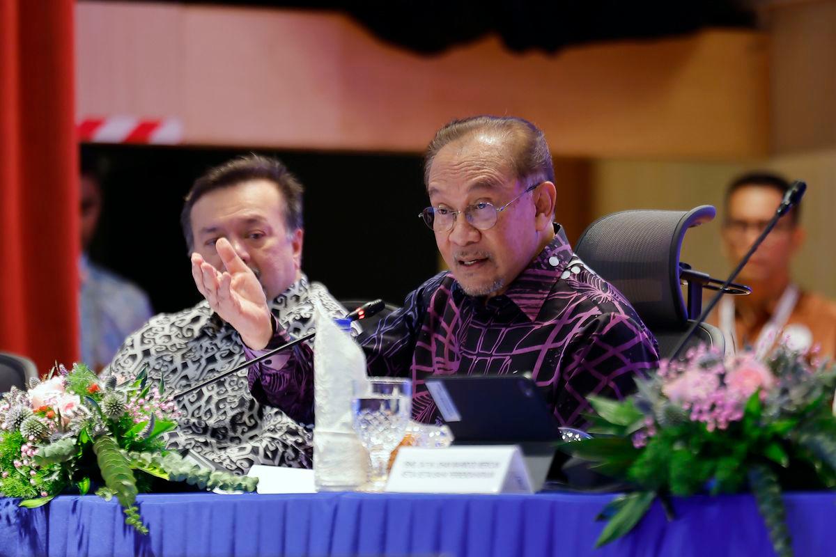 Perdana Menteri merangkap Menteri Kewangan Datuk Seri Anwar Ibrahim menyampaikan ucapan penutup pada Majlis Libat Urus Belanjawan 2026 di Kementerian Kewangan hari ini- BERNAMA