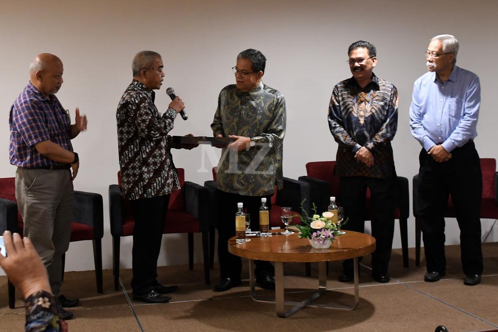 President Iswami Indonesia Asro Kamal Rokan (2L) presents a souvenir to Media Prima Berhad’s former chairman Tan Sri Johan Jaafar (3R) at a dinner in conjunction with the Indonesian media practitioners’ goodwill visit to Malaysia, on Feb 12, 2019. — Bernama