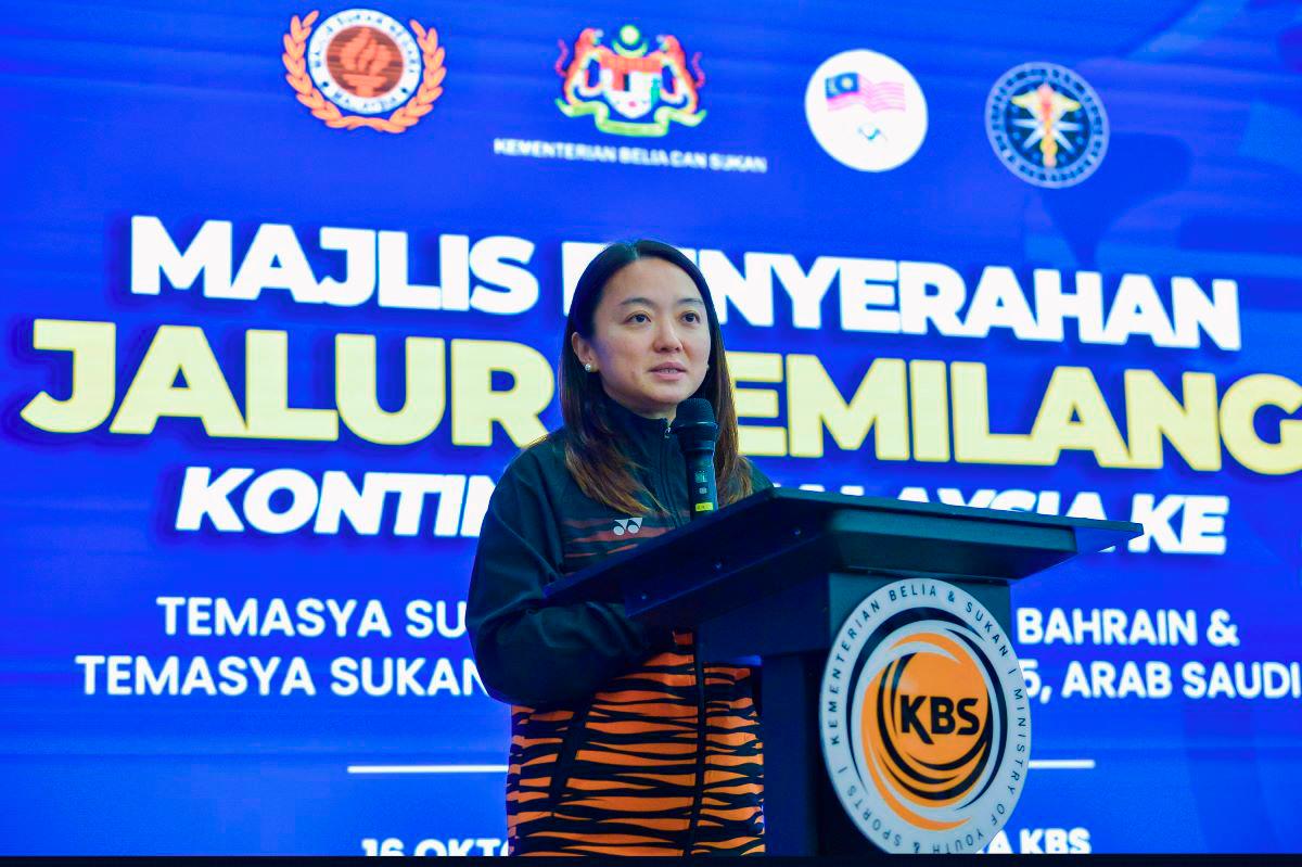 Youth and Sports Minister Hannah Yeoh delivers a speech at the Jalur Gemilang Handover Ceremony for the Malaysian Contingent to the 2025 Asian Youth Games and the 2025 Islamic Solidarity Games at Menara KBS, today. – BERNAMA