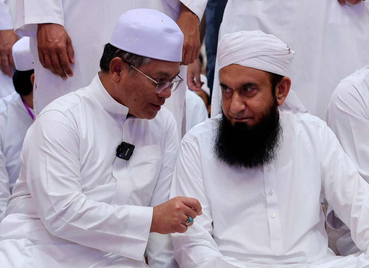 Menteri di Jabatan Perdana Menteri (Hal Ehwal Agama) Datuk Dr Mohd Na’im Mokhtar (kiri) beramah mesra bersama Pendakwah Bebas dari Pakistan Maulana Tariq Jamil pada Program Malaysia Bermunajat 2025 di Masjid Putra semalam- BERNAMA