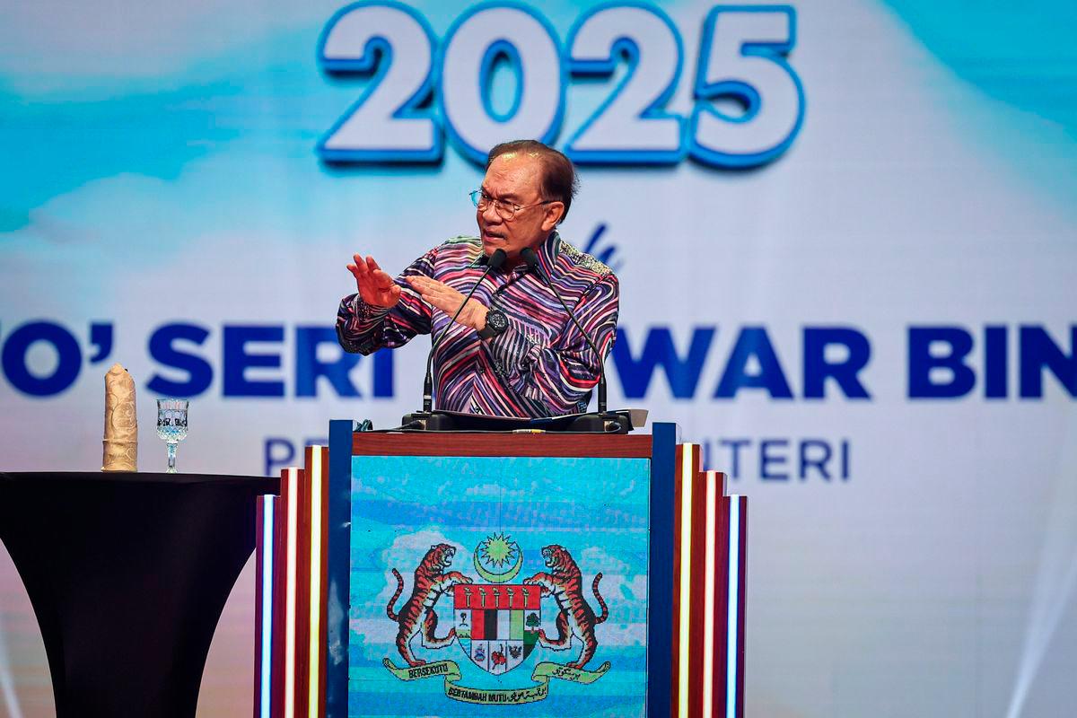 Perdana Menteri Datuk Seri Anwar Ibrahim menyampaikan ucapan pada Majlis Amanat Perdana Hari Kebangsaan 2025 di Taman Ekspo Pertanian Malaysia Serdang (MAEPS) hari ini -fotoBERNAMA