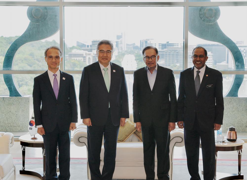 PUTRAJAYA, 2 Mei -- Perdana Menteri Datuk Seri Anwar Ibrahim (dua, kanan) hari ini menerima kunjungan hormat Menteri Luar Korea Selatan Park Jin (dua, kiri) di Perdana Putra, Putrajaya. fotoBERNAMA