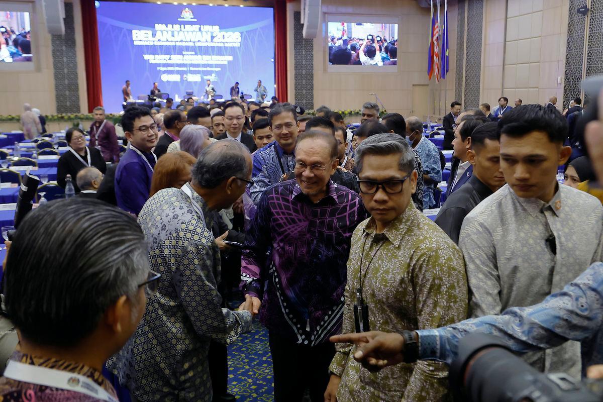 Perdana Menteri merangkap Menteri Kewangan Datuk Seri Anwar Ibrahim (tengah) bersalaman bersama para tetamu jemputan pada Majlis Libat Urus Belanjawan 2026 di Kementerian Kewangan hari ini -BERNAMA